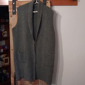Sweater vest with pockets